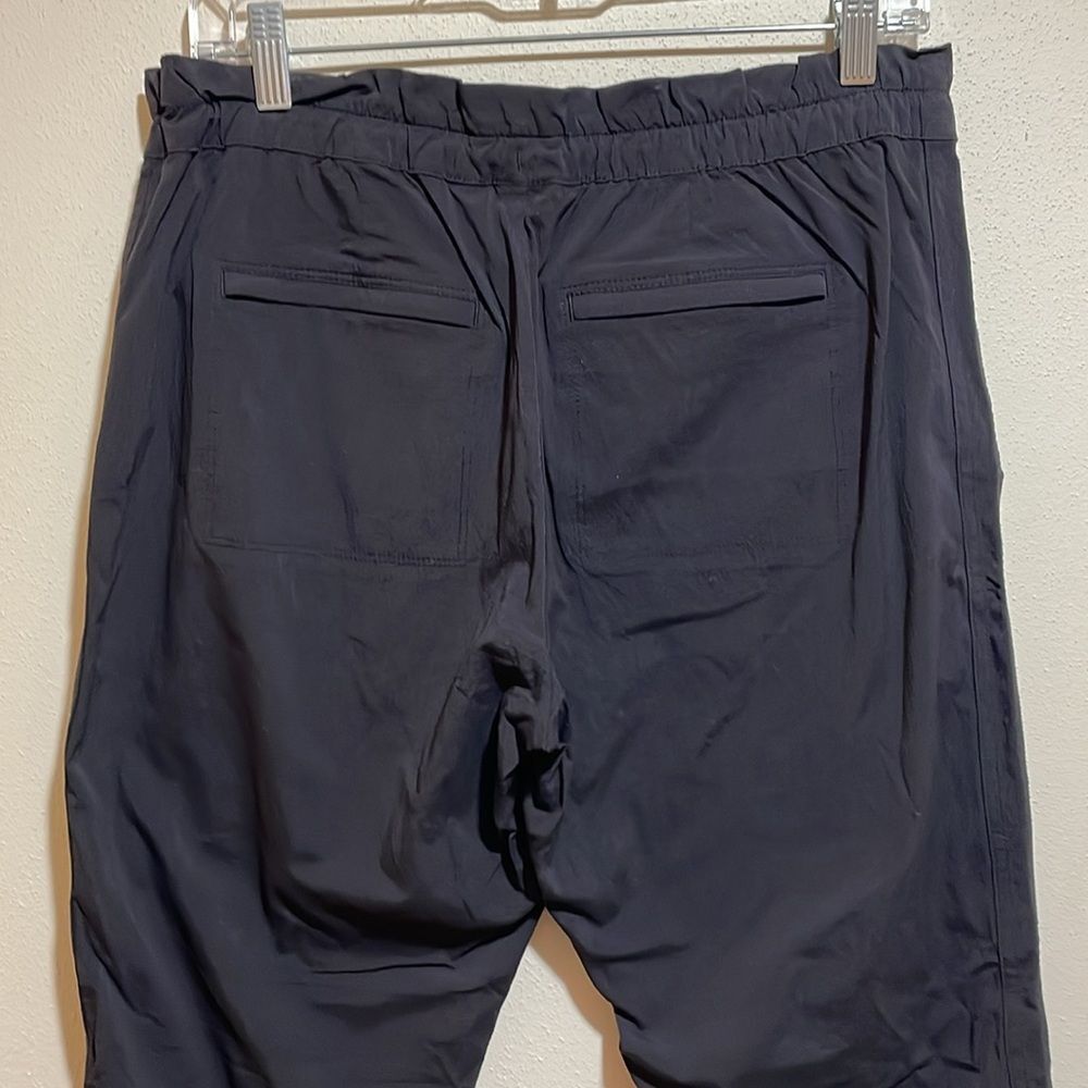 Athleta Trekkie Paper Bag Pants Black Pull On Nylon Hiking Size 6 405927 - Picture 9 of 13